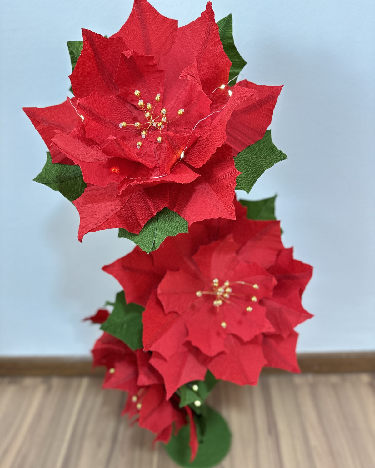 Poinsétia gigante de crepom italiano, detalhe das flores