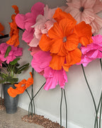 Flores gigantes de crepom italiano na decoração de loja