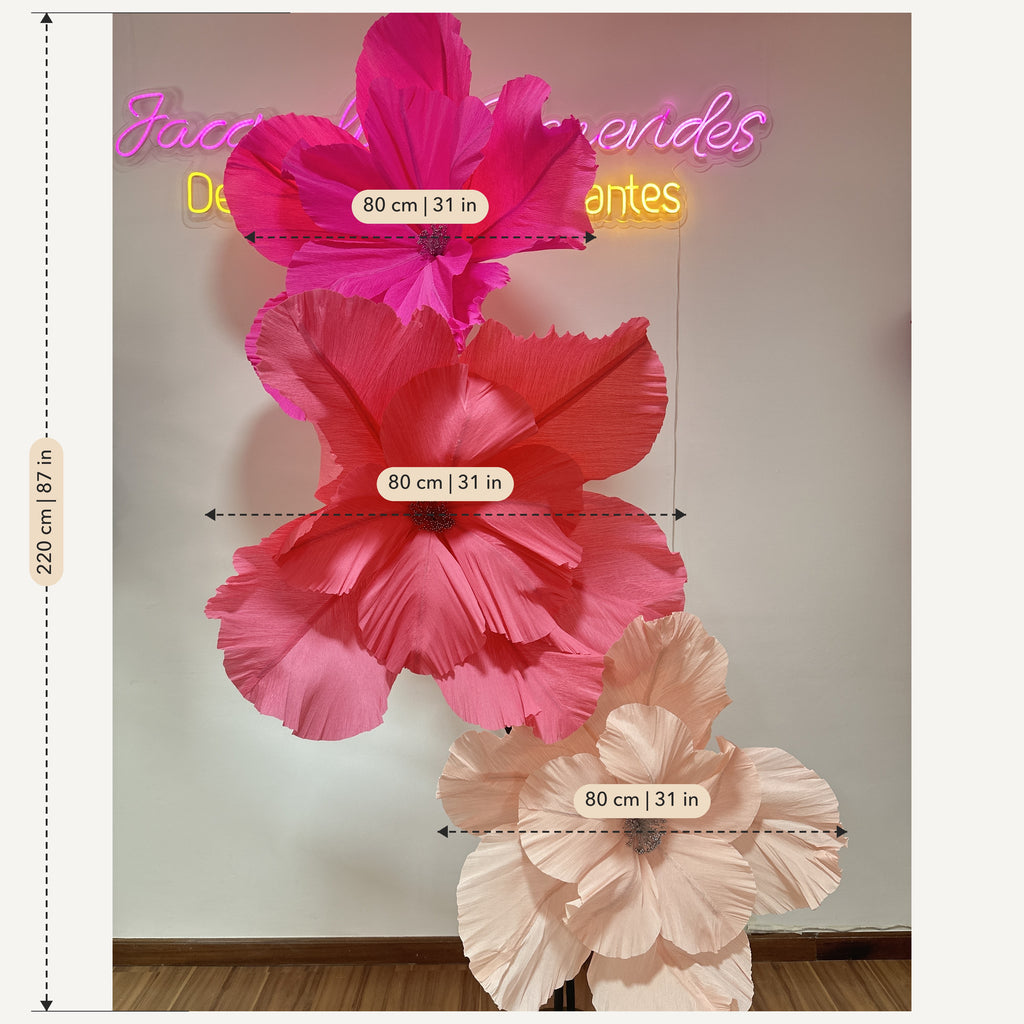 Medidas da flor gigante de crepom italiano clássica: altura do pedestal e diâmetro das flores