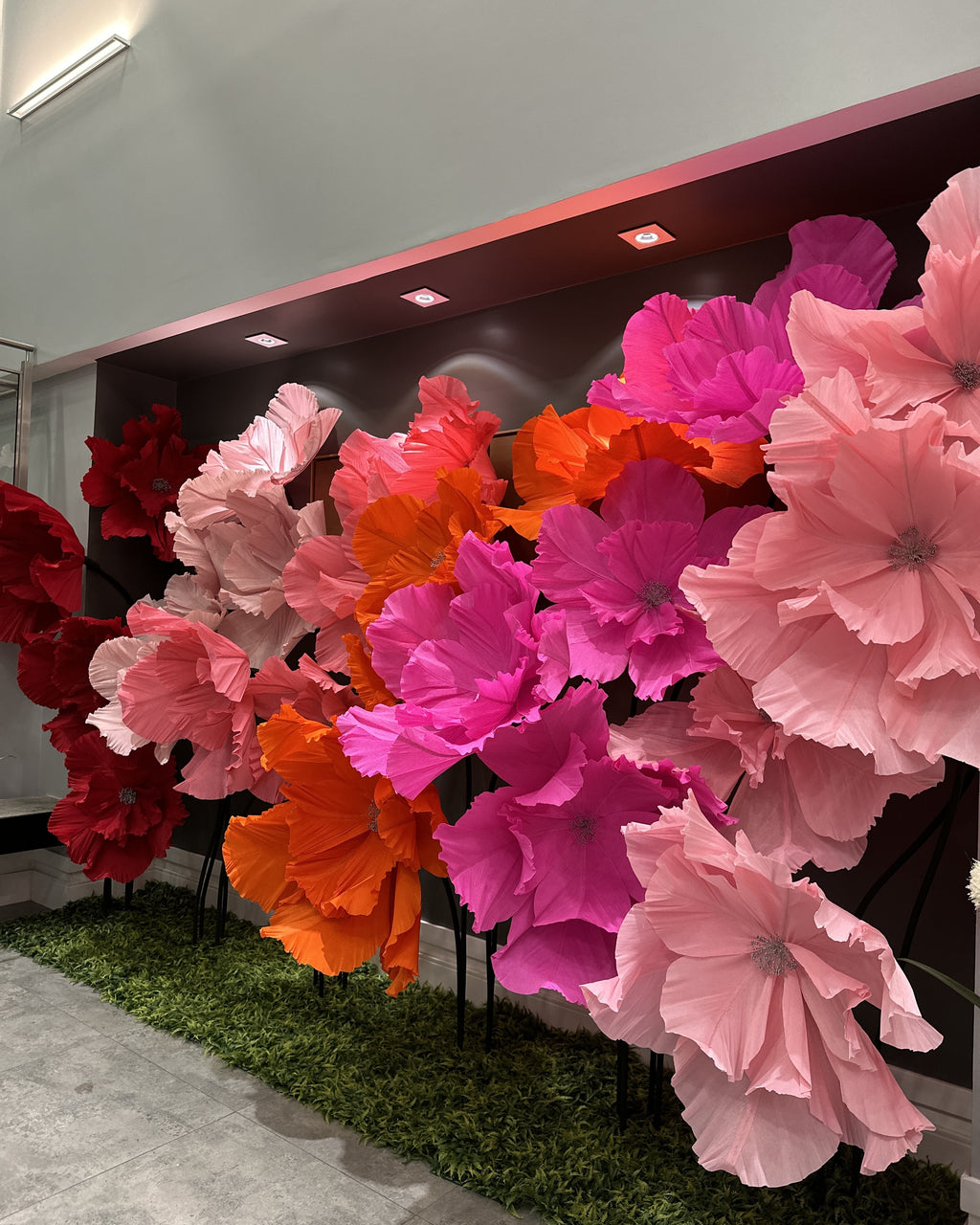 Parede de flores gigantes de crepom italiano clássicas