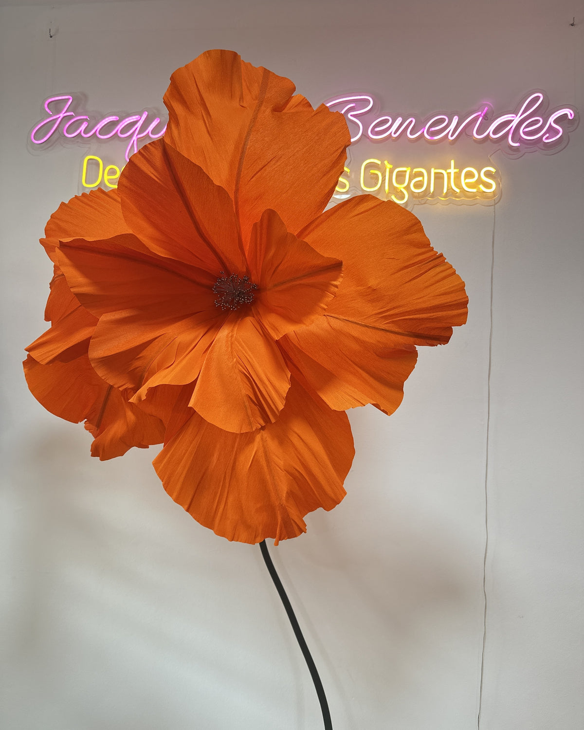 Flor gigante de crepom italiano clássica laranja em pedestal