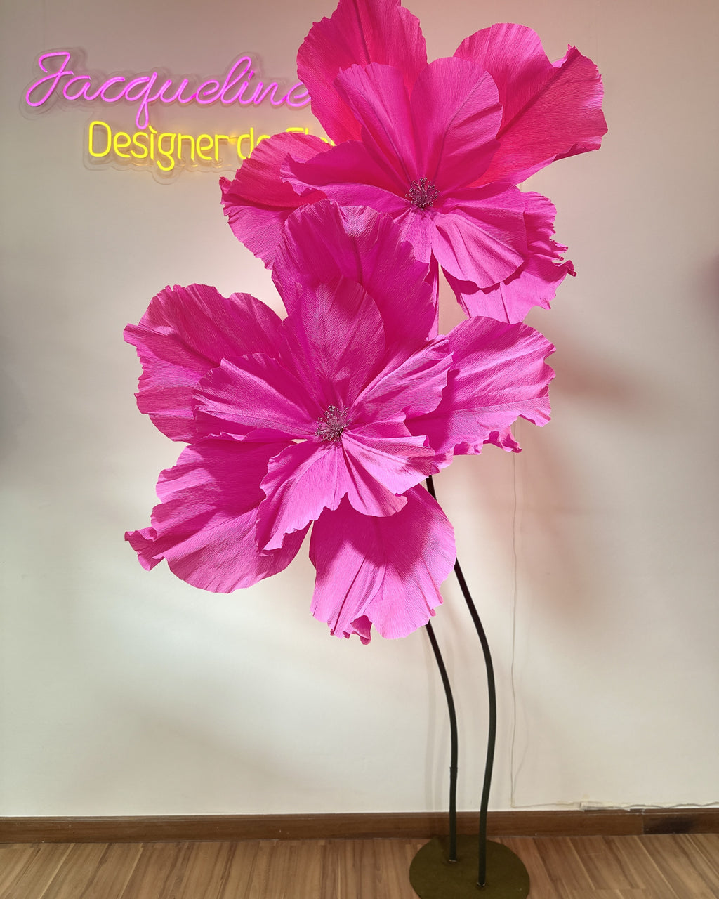Pedestal com duas flores gigantes de crepom italiano pink