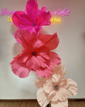 Pedestal com três flores gigantes de crepom italiano clássicas em pink, coral e rosa-claro