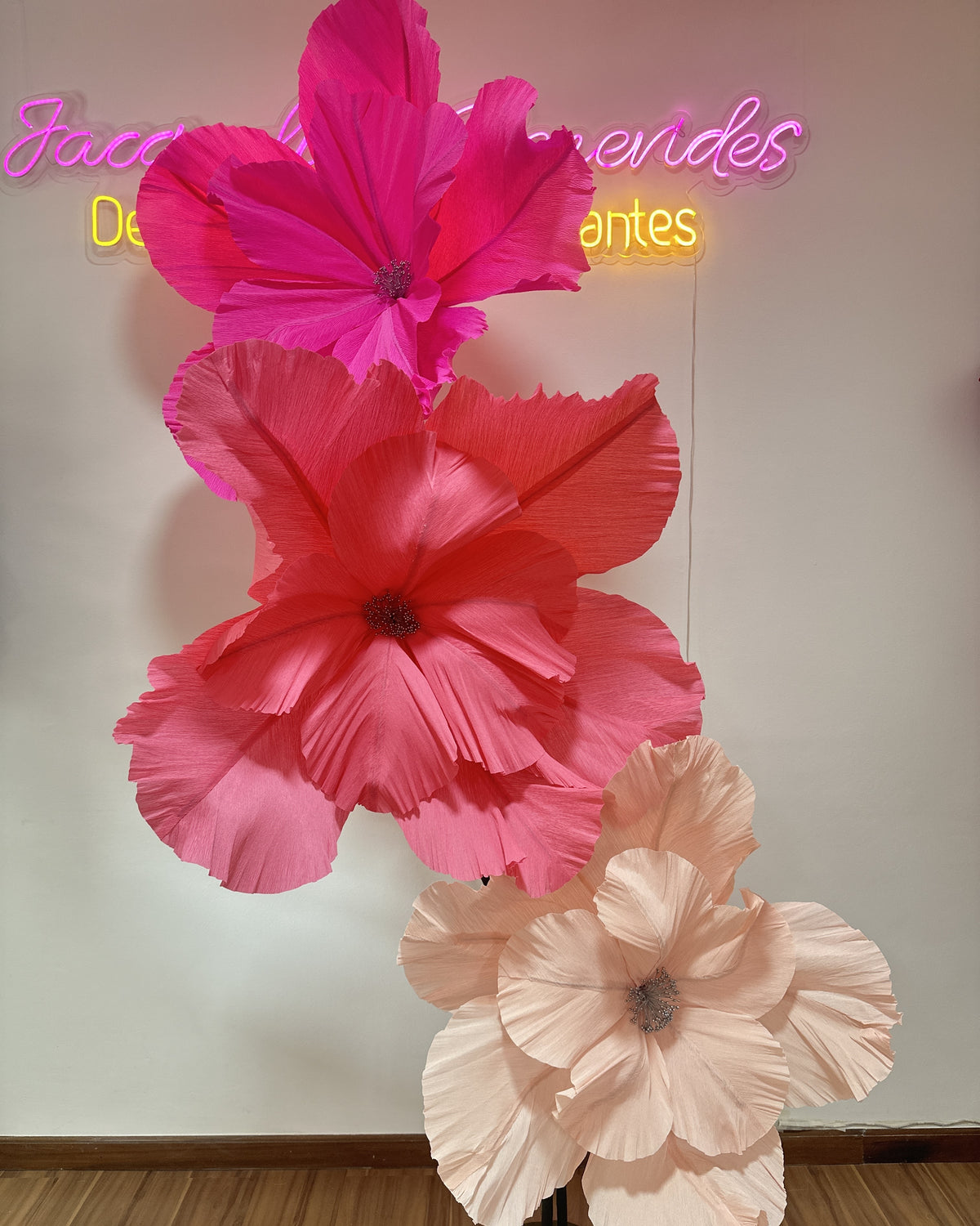 Pedestal com três flores gigantes de crepom italiano clássicas em pink, coral e rosa-claro