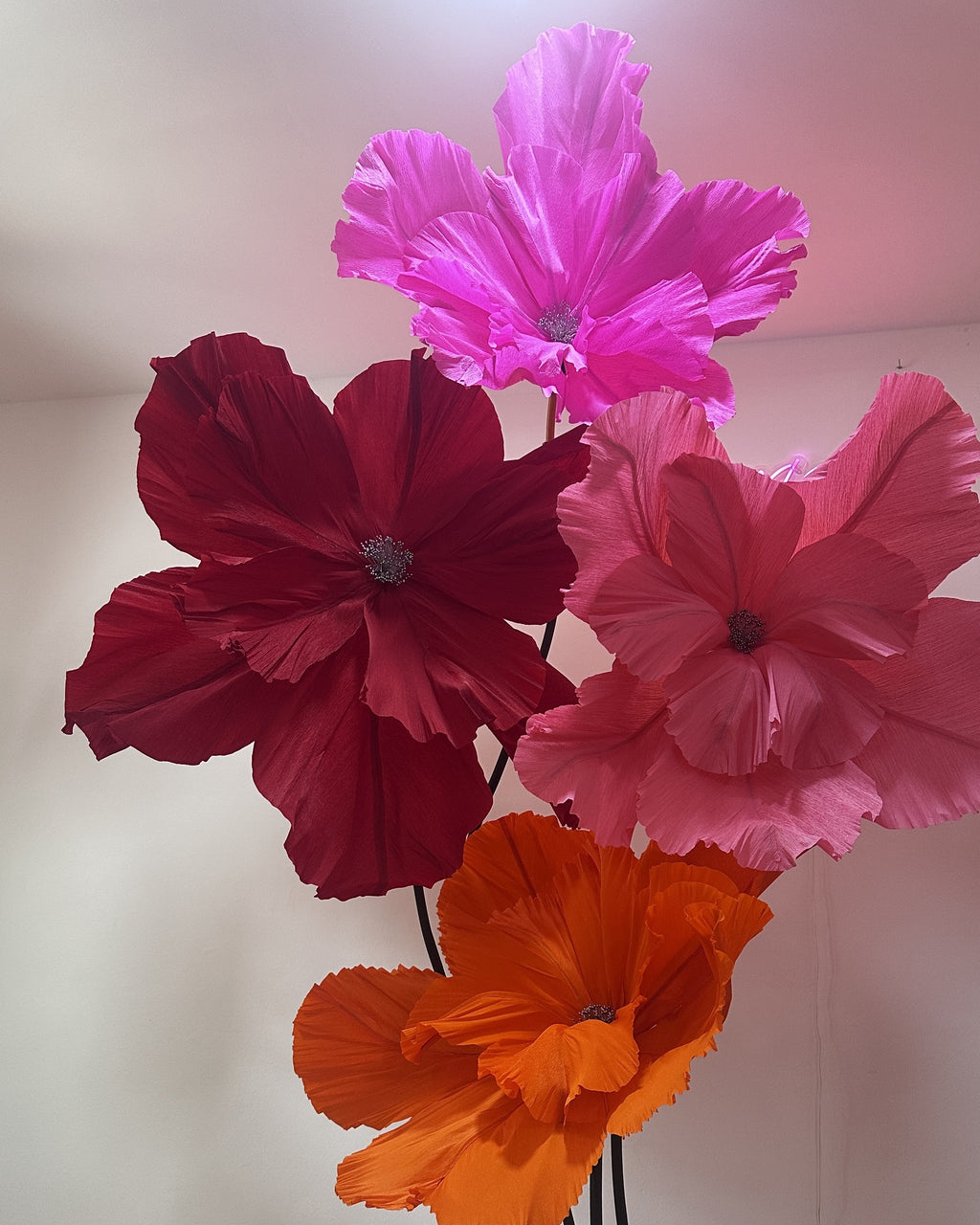Pedestal com quatro flores gigantes de crepom italiano em vinho, pink, rosa e laranja