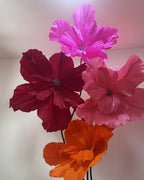 Pedestal com quatro flores gigantes de crepom italiano em vinho, pink, rosa e laranja