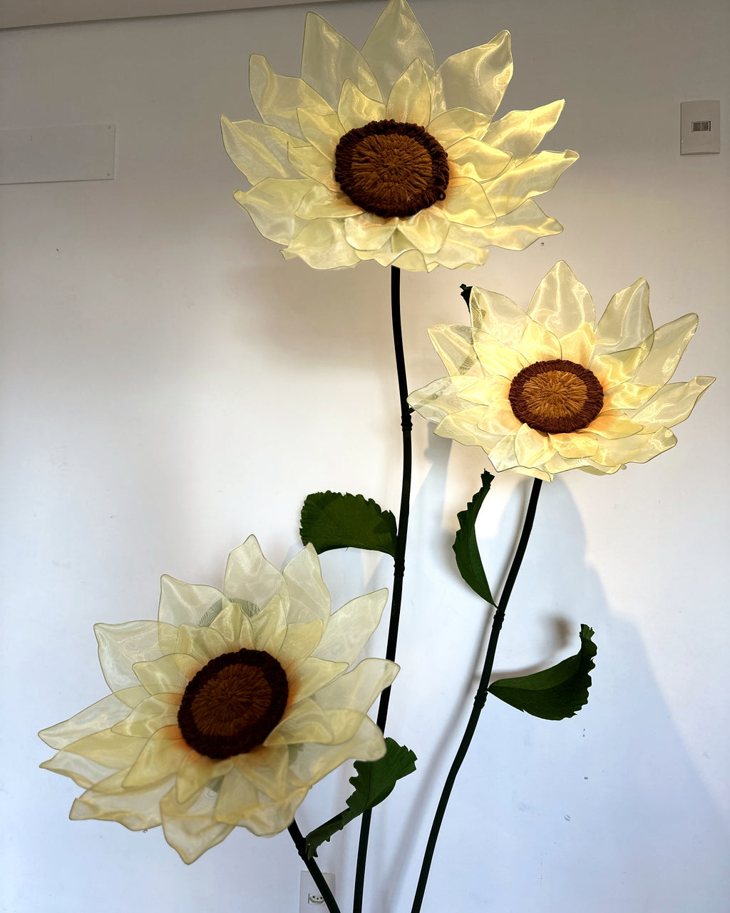 Tournesol géant en organza, vue de côté
