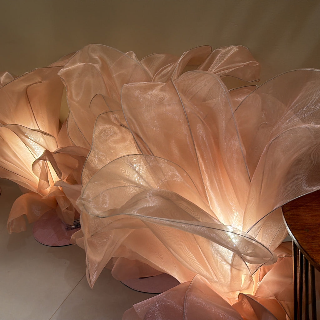 Flor gigante de organza iluminada, acesa