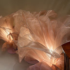 Flor gigante de organza iluminada, acesa