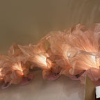 Flor gigante de organza iluminada