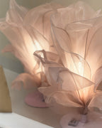 Flor gigante de organza iluminada, detalhe