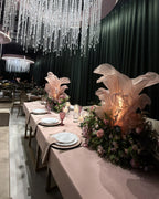 Flor gigante de organza iluminada, na mesa de um evento