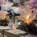 Flor gigante de organza iluminada, na mesa de um evento