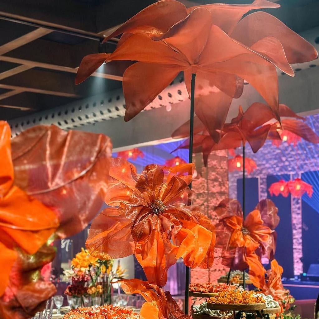 Fiore gigante in organza arancione a doppio petalo, nell'allestimento di una festa di 15 anni