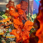 Fiore gigante in organza arancione a doppio petalo, nell'allestimento di una festa di 15 anni