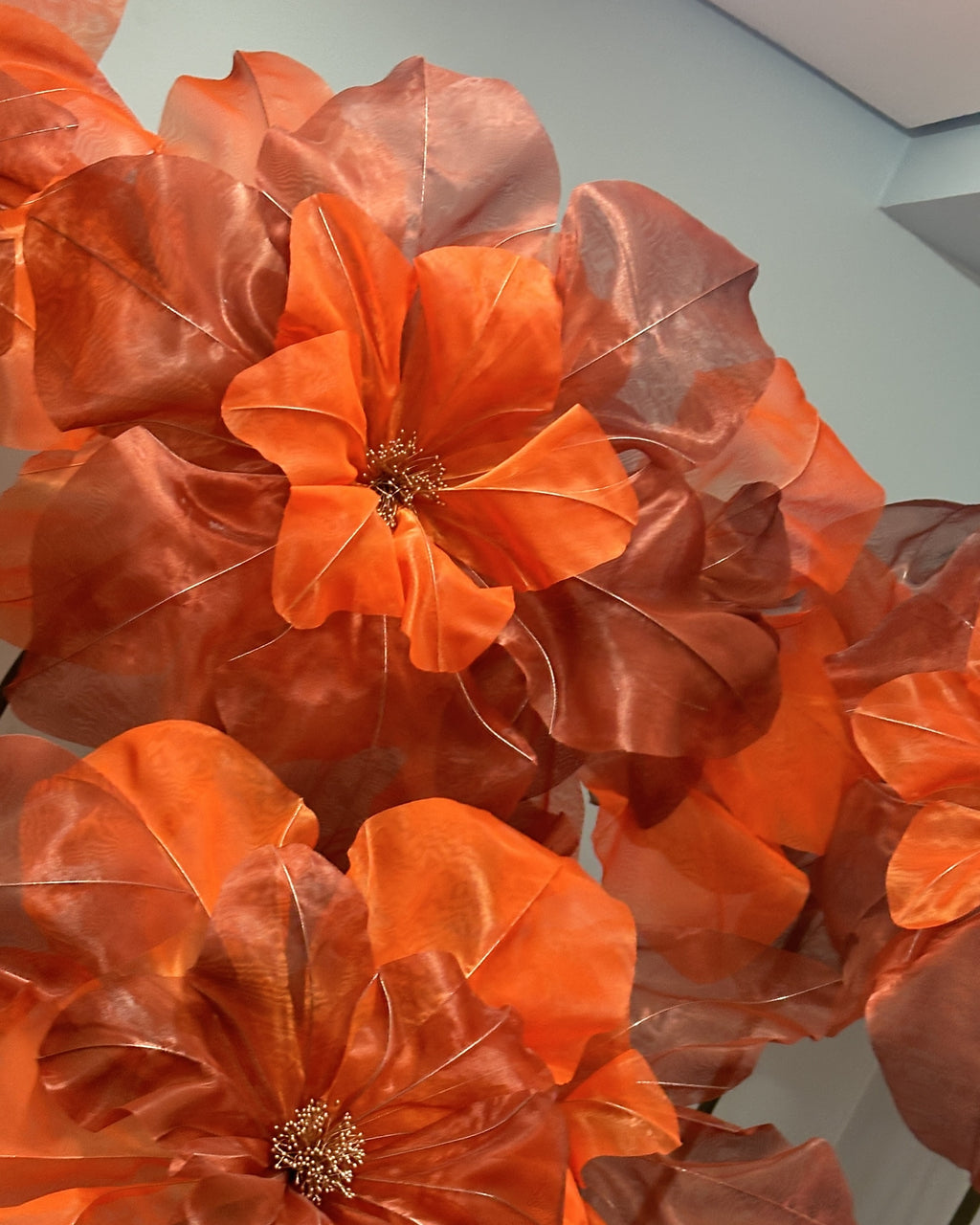 Fiore gigante in organza arancione a doppio petalo, dettaglio dei fiori