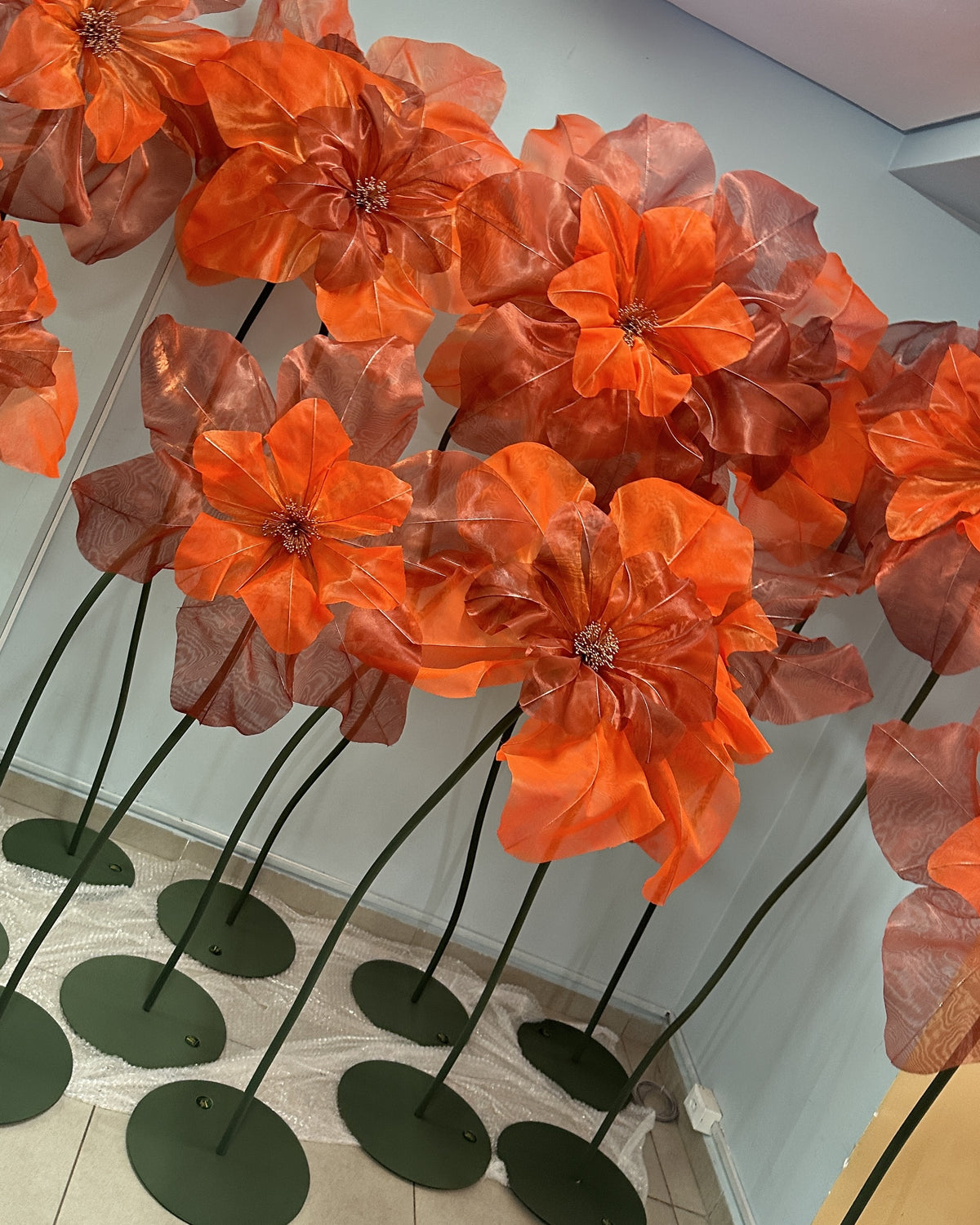 Flor gigante de organza laranja de pétala dupla