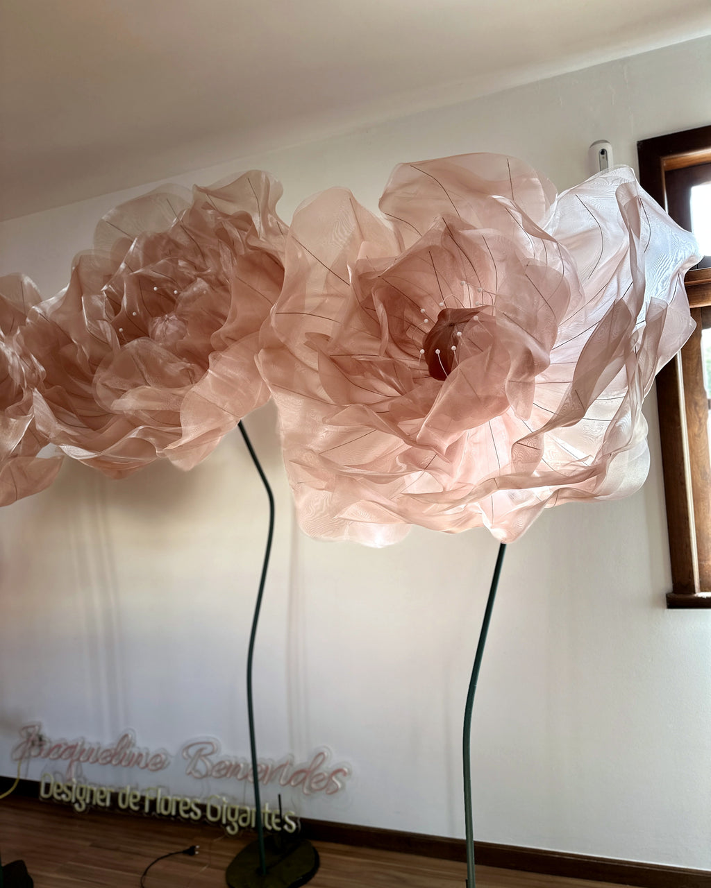 Rose géante en organza rosé, deux fleurs
