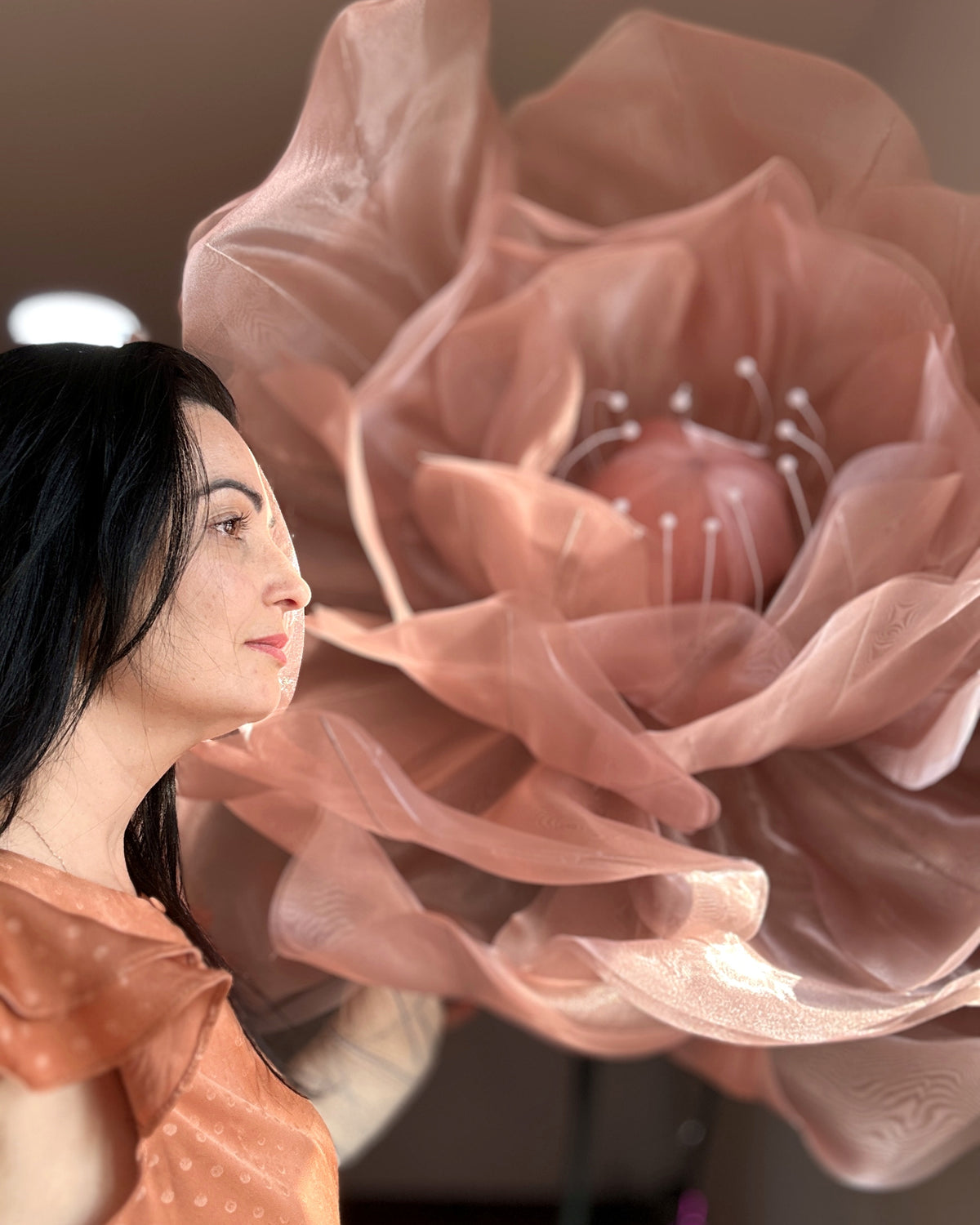 Rose géante en organza rosé, montrant l'échelle