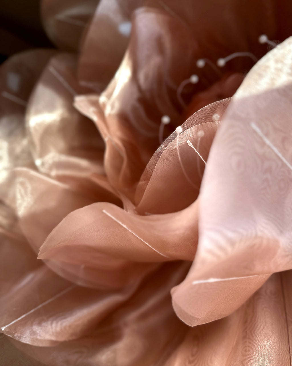 Rose géante en organza rosé, détail du cœur