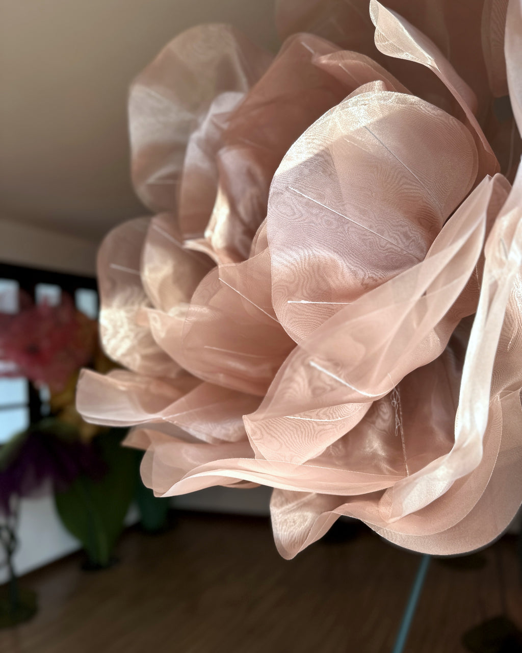 Rose géante en organza rosé, vue de côté
