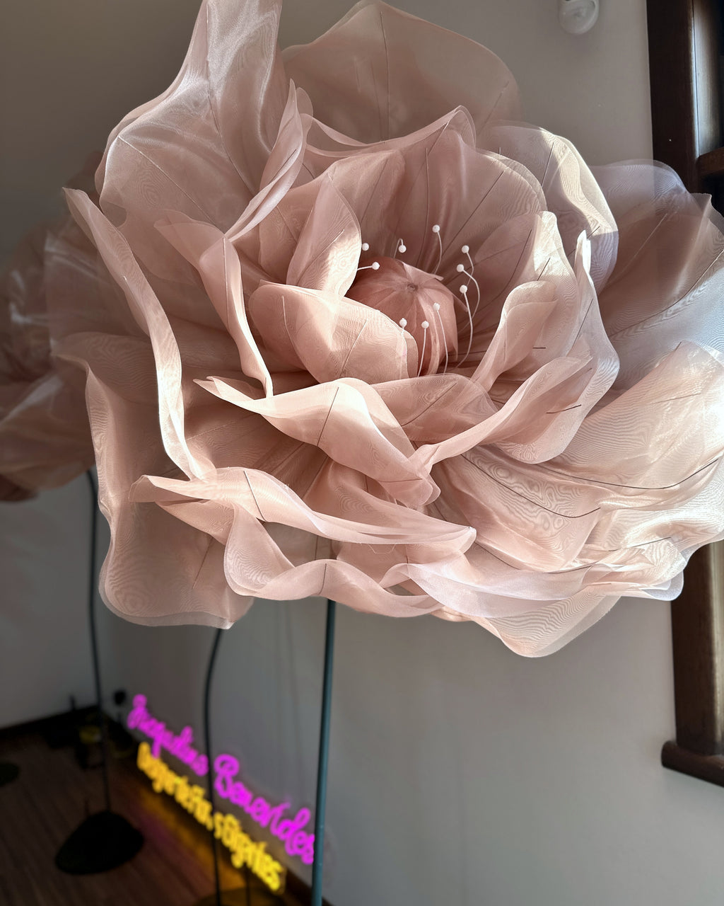 Rose géante en organza rosé