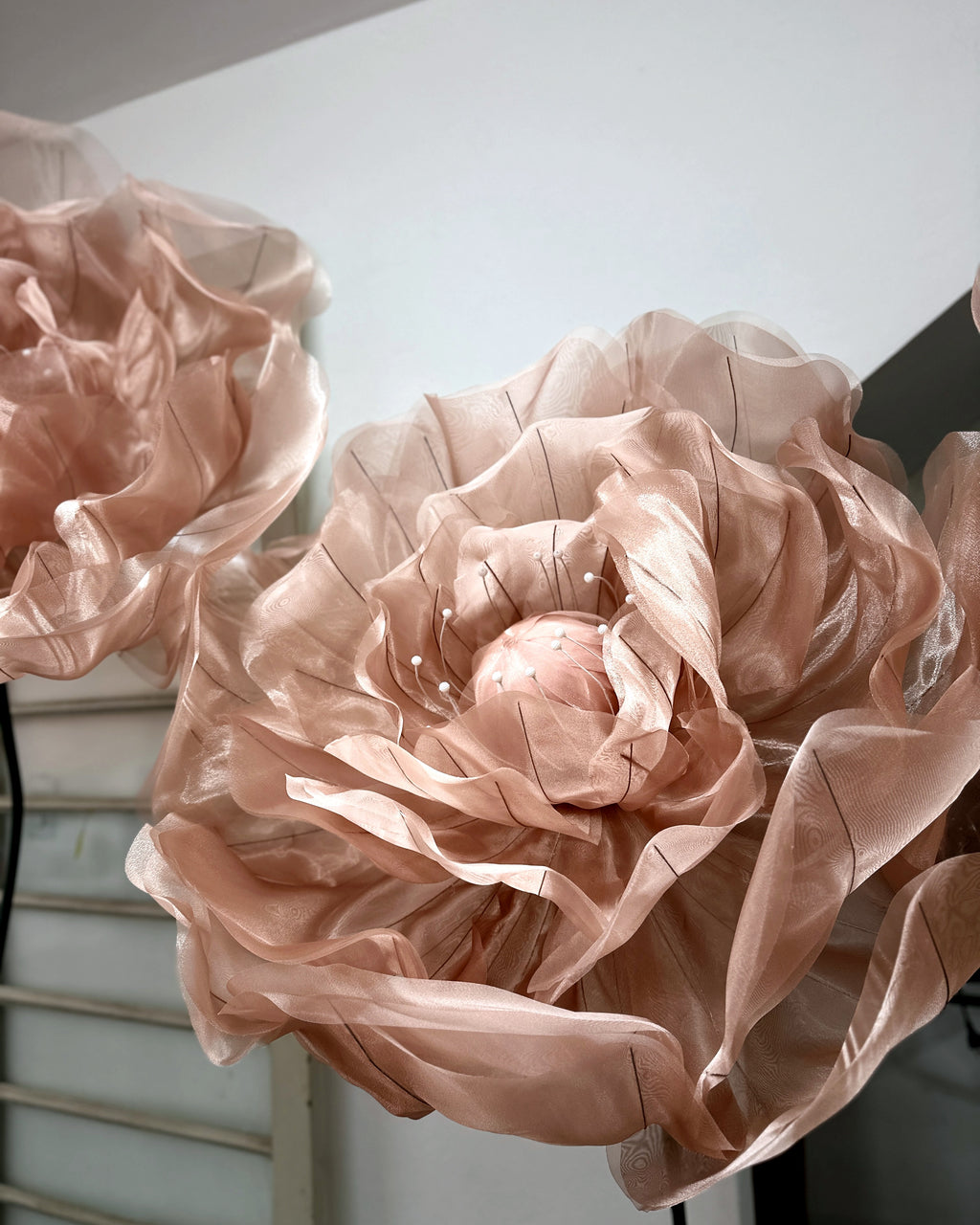 Rose géante en organza rosé, vue rapprochée