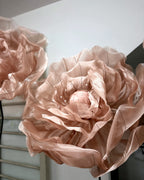 Rose géante en organza rosé, vue rapprochée