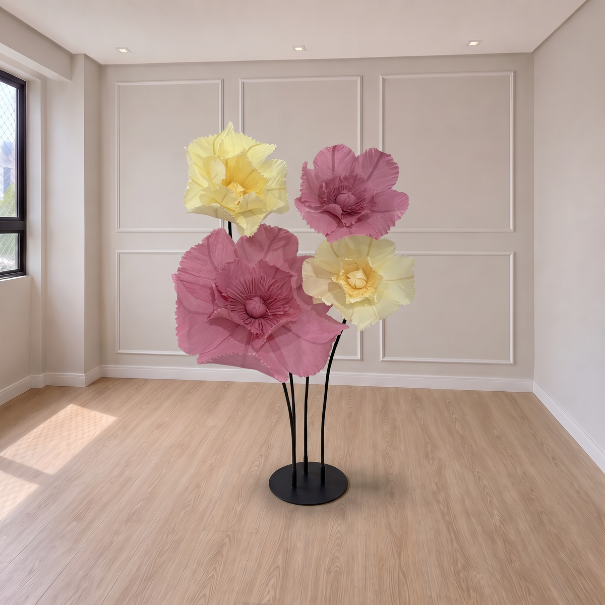 Papoulas gigantes de papel crepom rosa e amarelo, na decoração de um ambiente