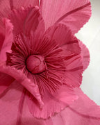 Papoulas gigantes de papel crepom rosa e amarelo, detalhe do miolo