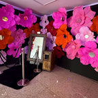 Flores gigantes de papel com miolo de espelho, no evento da Ebanx