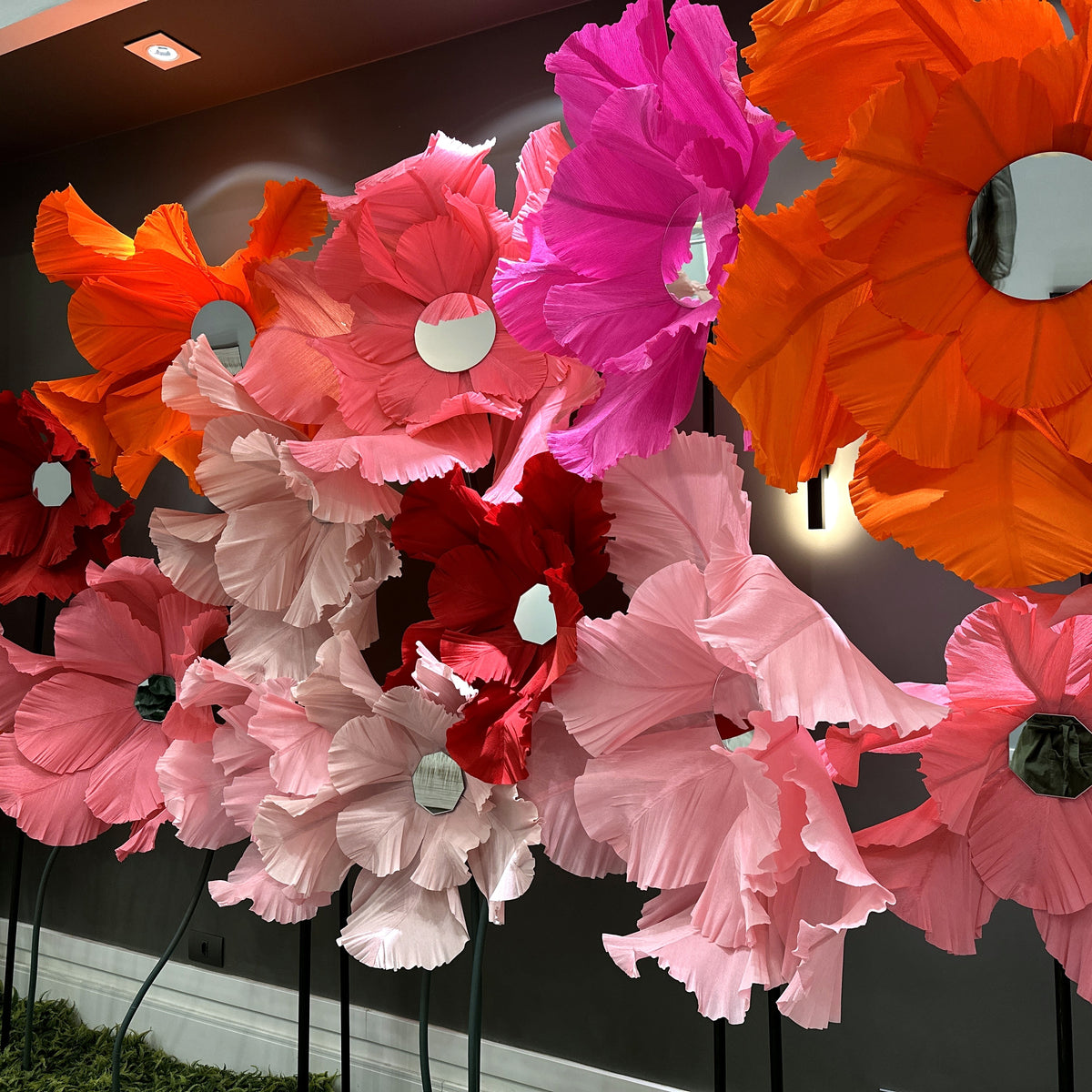 Flores gigantes de papel com miolo de espelho, detalhe das flores