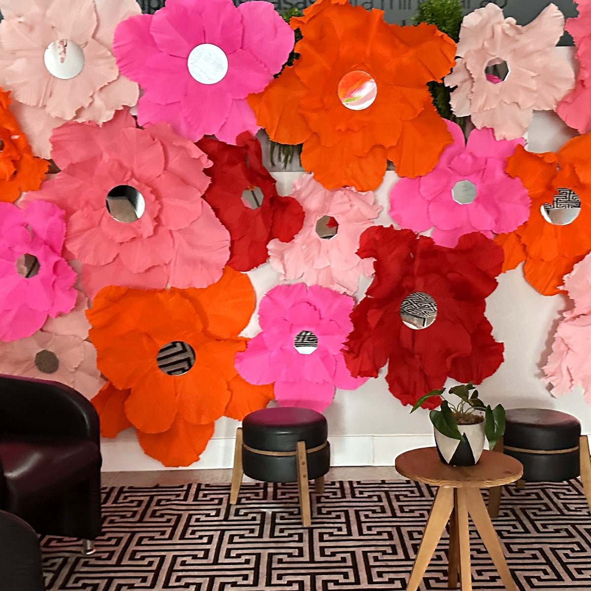 Flores gigantes de papel com miolo de espelho, em lounge