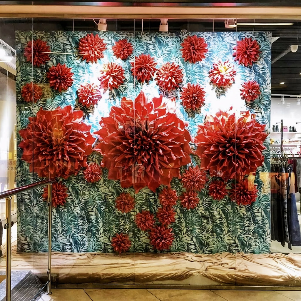 Dália gigante vermelha de parede, em vitrine