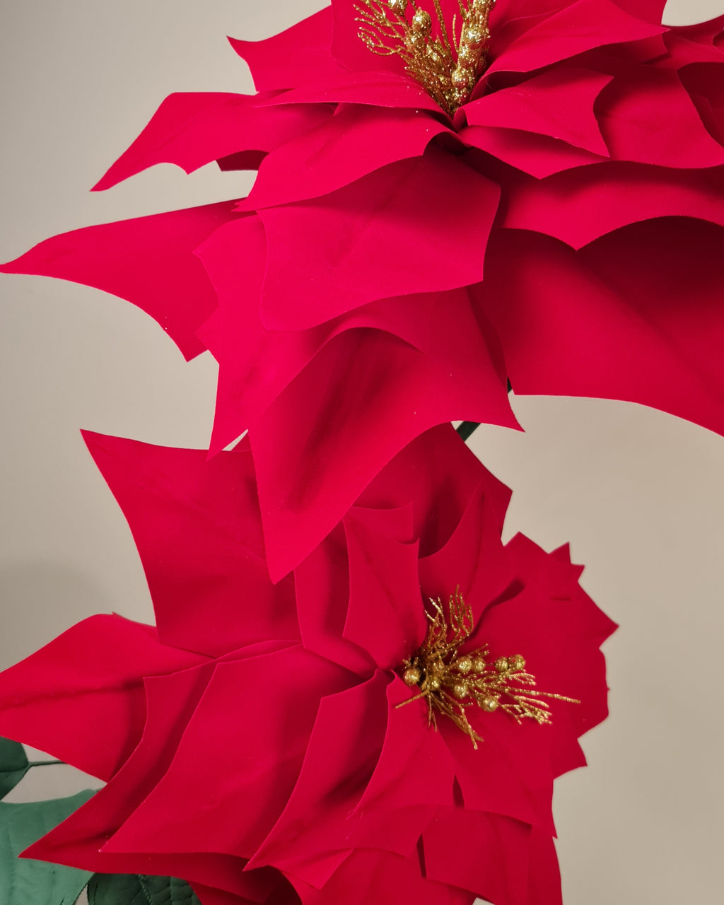 Flor de Pascua gigante de tela roja, detalle