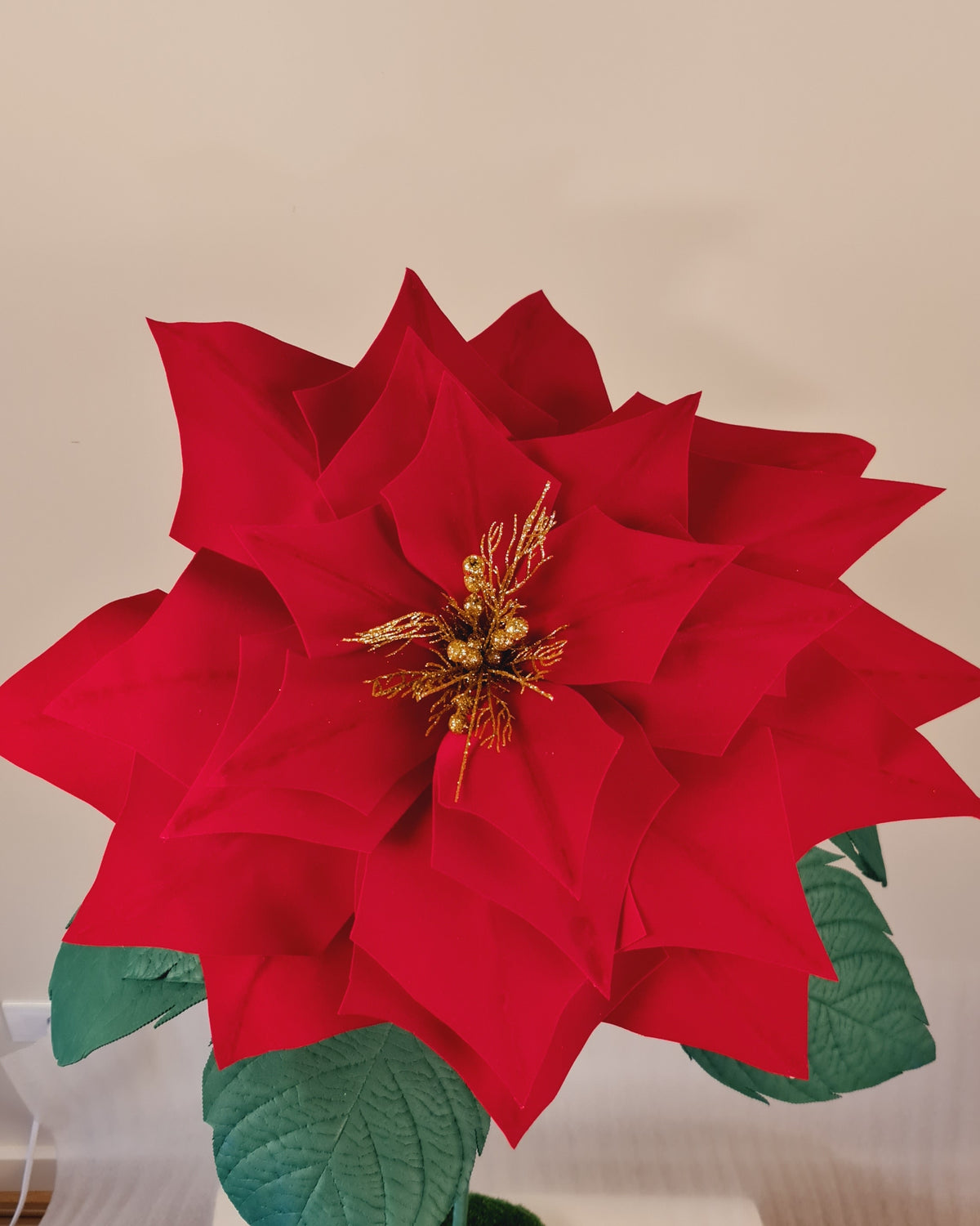 Poinsétia gigante de tecido vermelha, detalhe da flor