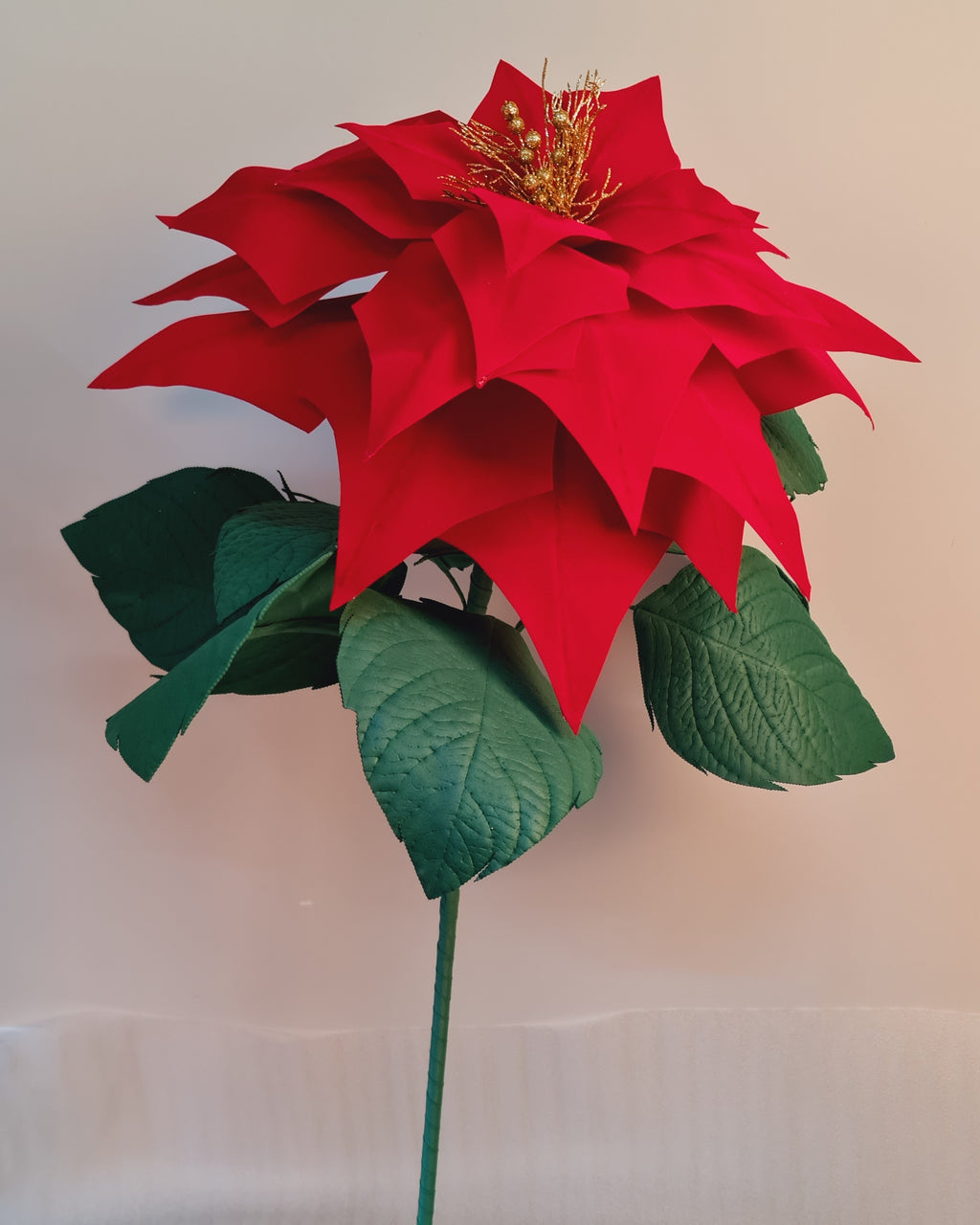Flor de Pascua gigante de tela roja, detalle de la flor