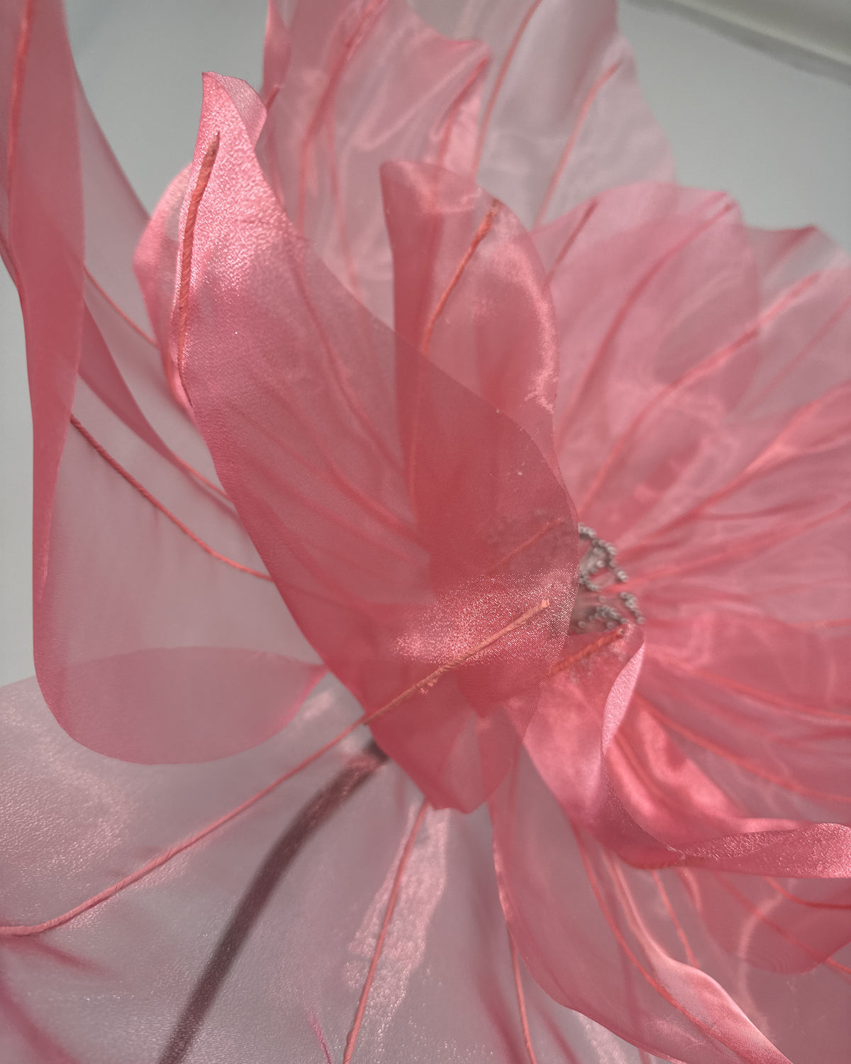 Flor de organza gigante clássica rosa, detalhe