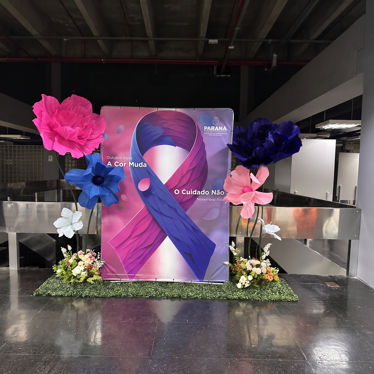 Pieds de fleurs géantes en papier crépon italien bleu et rose, lors d'un événement