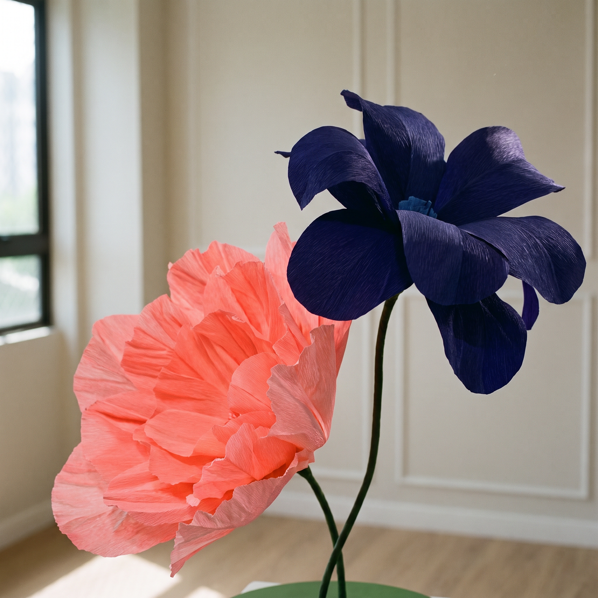 Pieds de fleurs géantes en papier crépon italien bleu et rose, côté droit