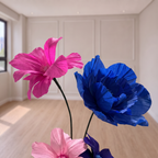 Pieds de fleurs géantes en papier crépon italien bleu et rose, côté gauche