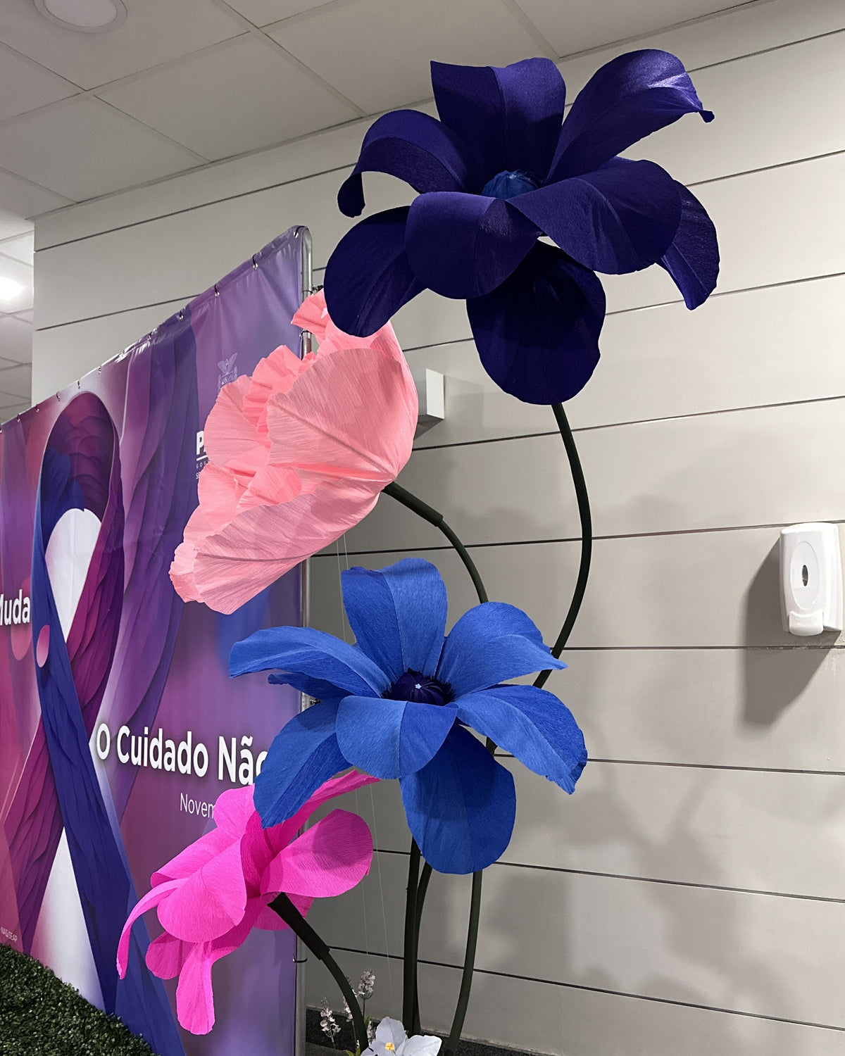 Pieds de fleurs géantes en papier crépon italien bleu et rose, vue de côté