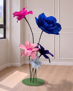 Pieds de fleurs géantes en papier crépon italien bleu et rose, côté gauche