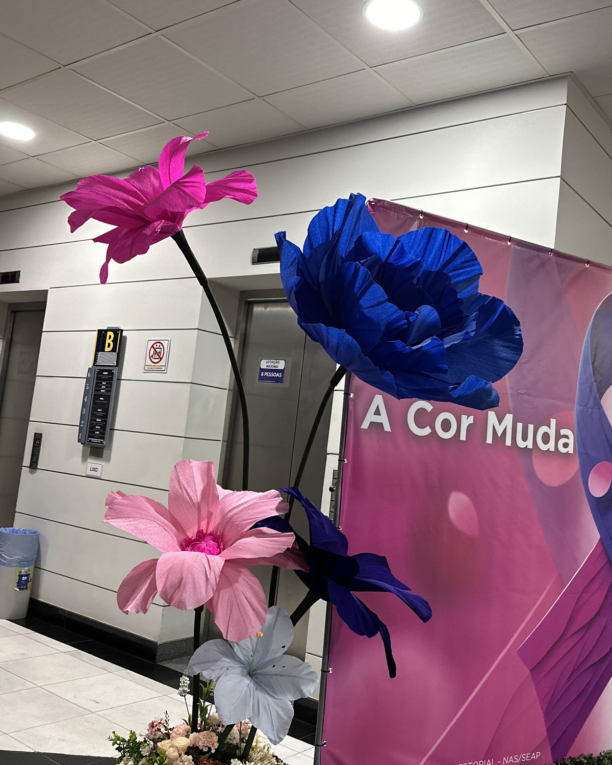 Pedestais de flores gigantes de crepom italiano azul e rosa