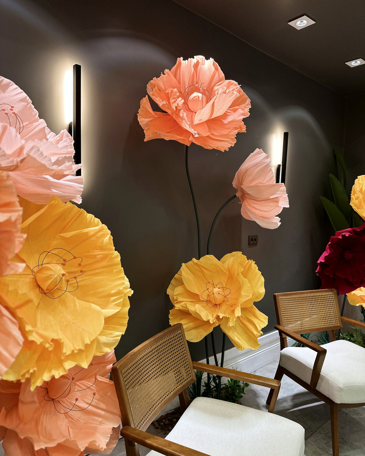 Coquelicots géants en papier crépon italien orange, dans un intérieur