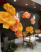 Coquelicots géants en papier crépon italien orange, dans un intérieur