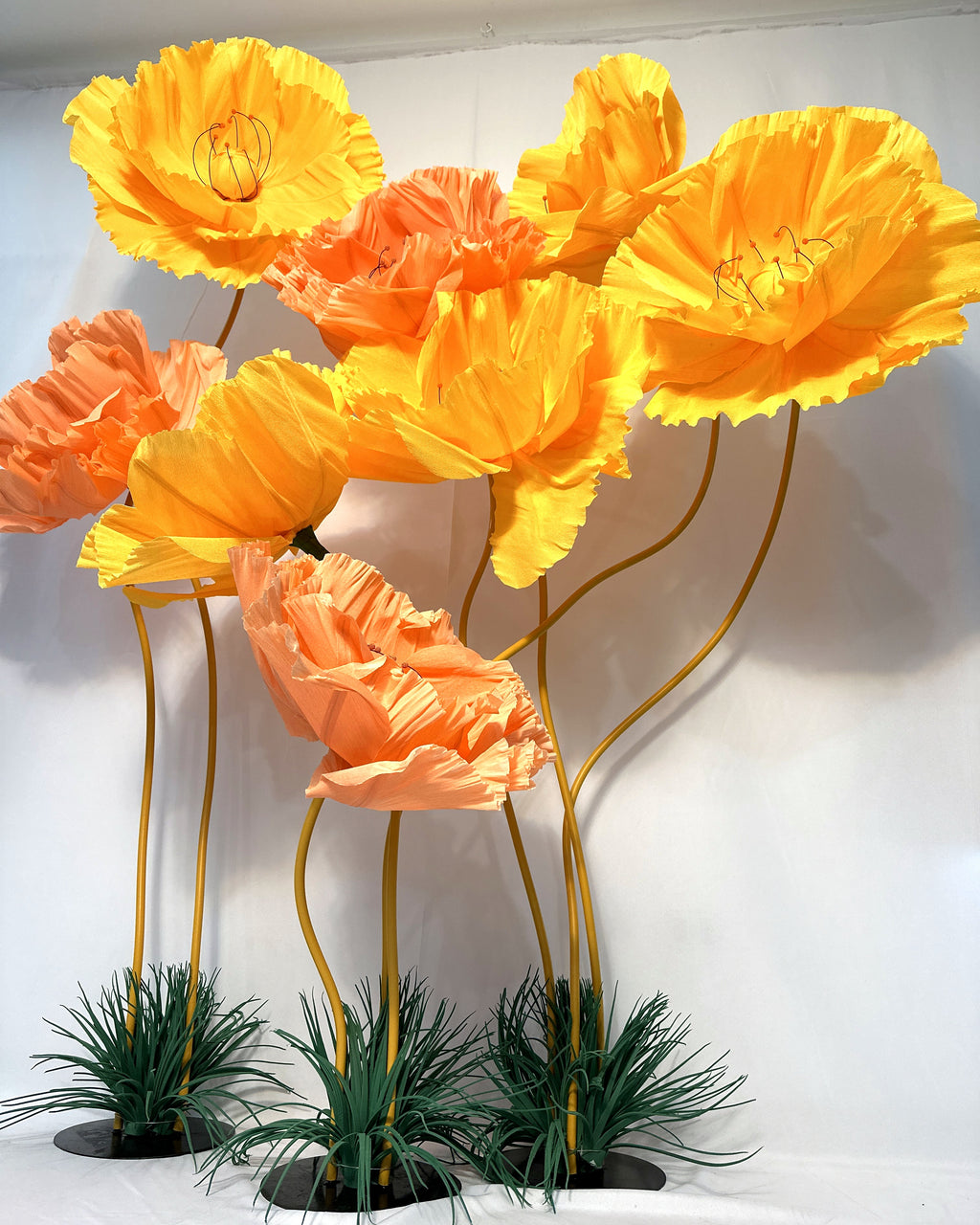 Coquelicots géants en papier crépon italien orange, vue de côté