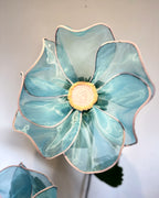 Flores gigantes de organza azuis, detalhe da flor