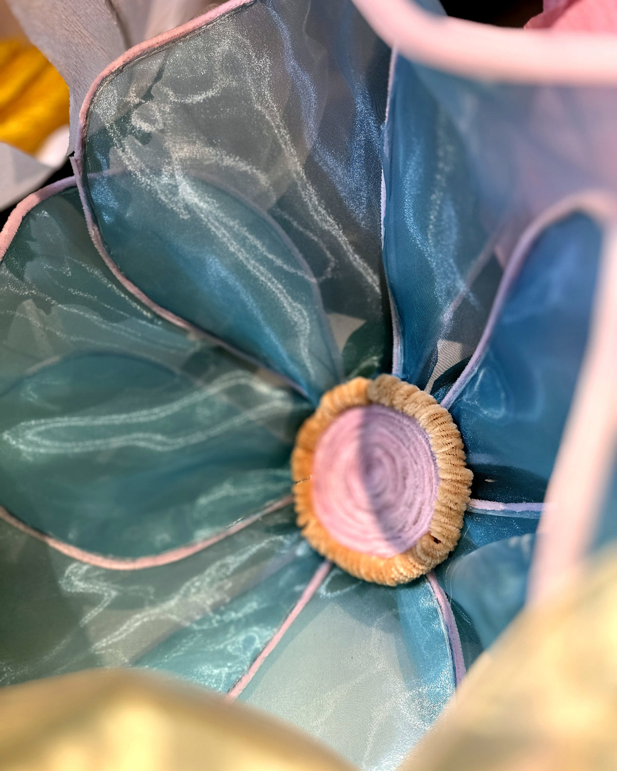 Flores gigantes de organza azuis, detalhe do miolo