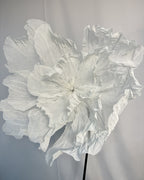 Flores gigantes de organza brancas pintadas à mão, detalhe da flor